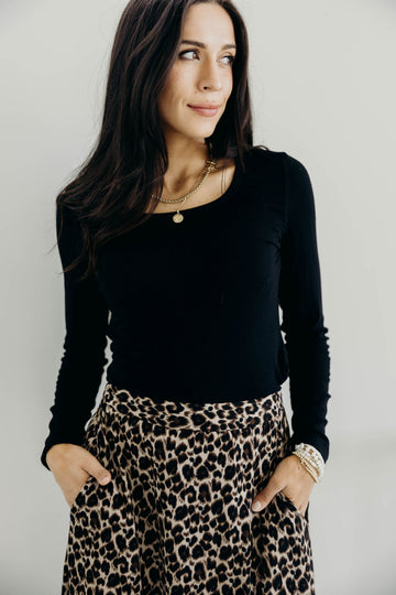 LONG SLEEVE SCOOP TEE IN BLACK